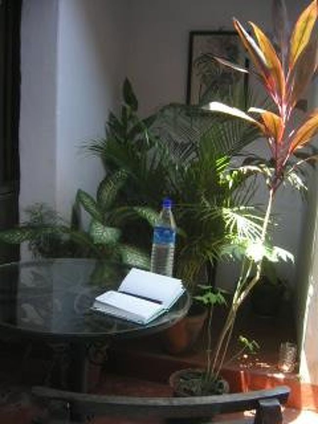 同じく、部屋の前。<br />