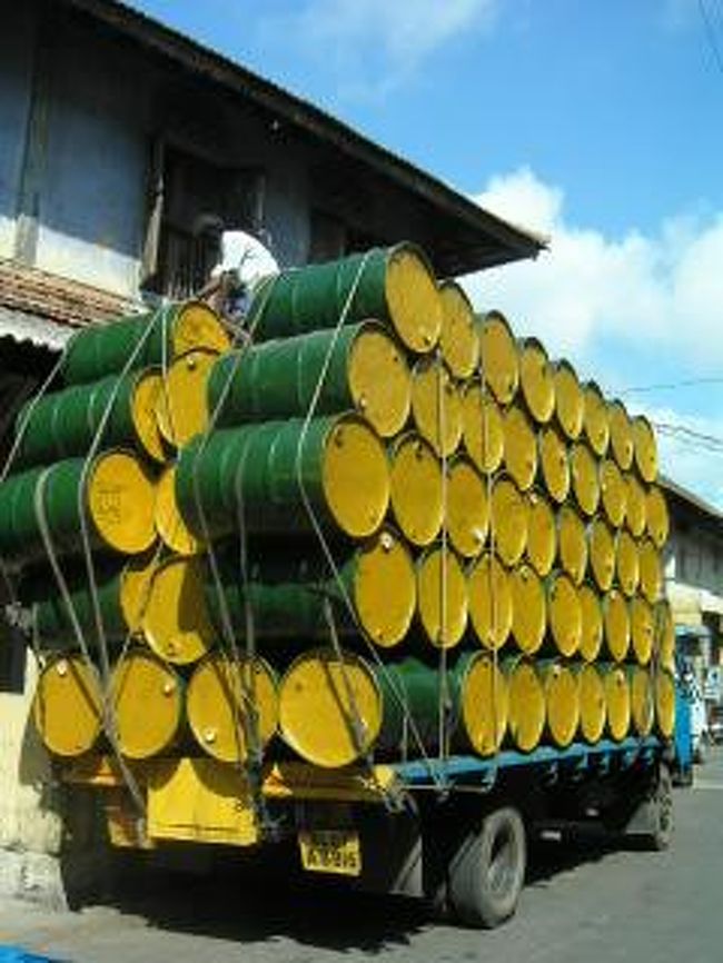 何が入っているのか...この車の後ろは運転したくない。横もね。