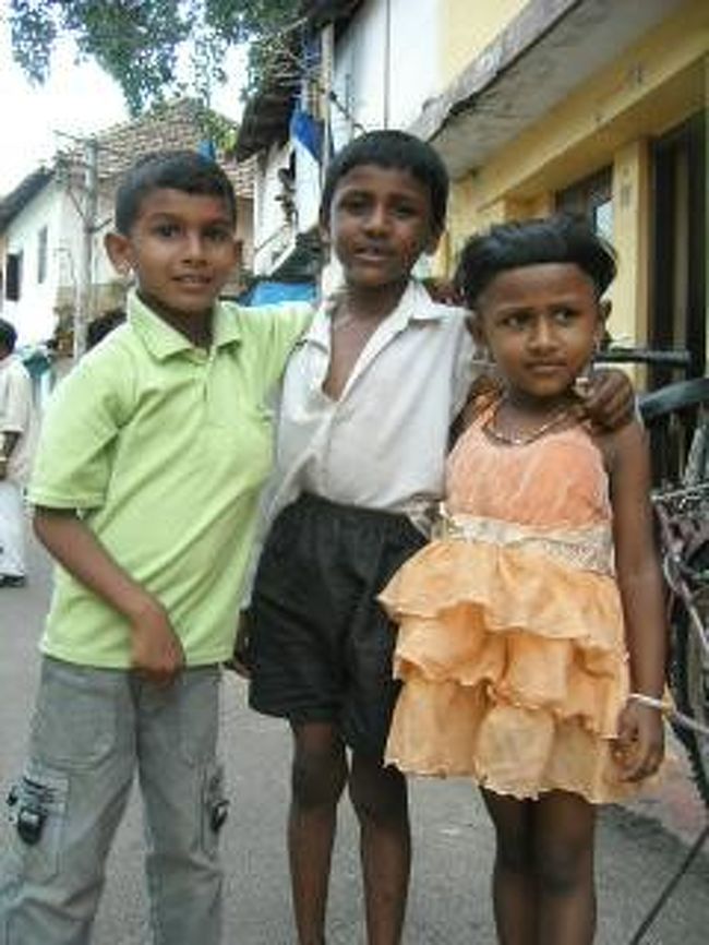 写真撮って！と寄ってきたわりにはシャイだったやつら。今度、子供だけまとめてアルバムを作って比較したら面白いかも。インドは広い。地域によってぜんぜん違う顔をしている。