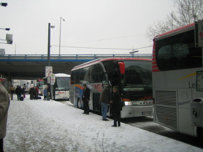 雪降りしきるウィーン。<br />ユーロラインバスにのってブダペストを目指します。<br />外は極寒なのに、車内はとても暑かった。