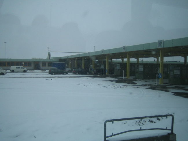 パスポートコントロール。<br />やっぱり渋滞。<br />EU、早くこのしがらみを解いて。