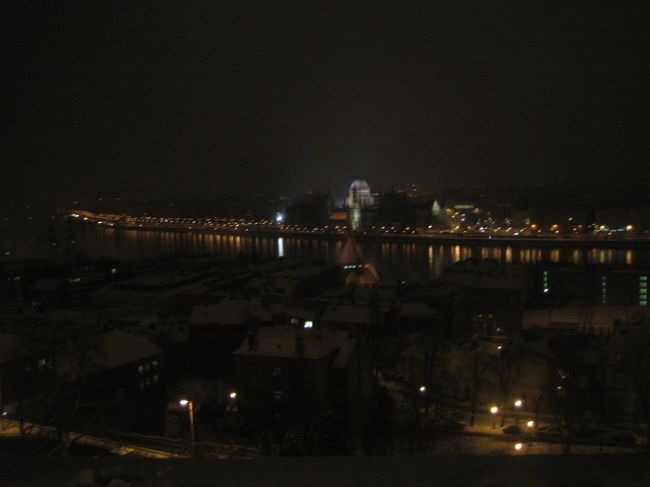 丘から見る夜の国会議事堂。<br />さすが世界遺産。<br />風景は冬も変わらず、高貴な雰囲気を漂わせていました。