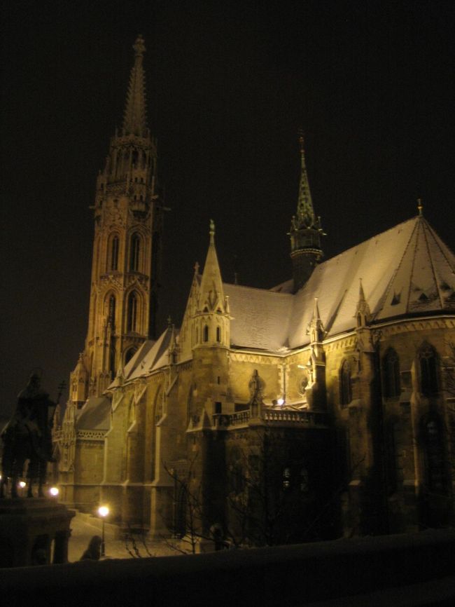 もう１枚、マーチャーシュ教会。<br />やっぱり全体を見ると大きいね。