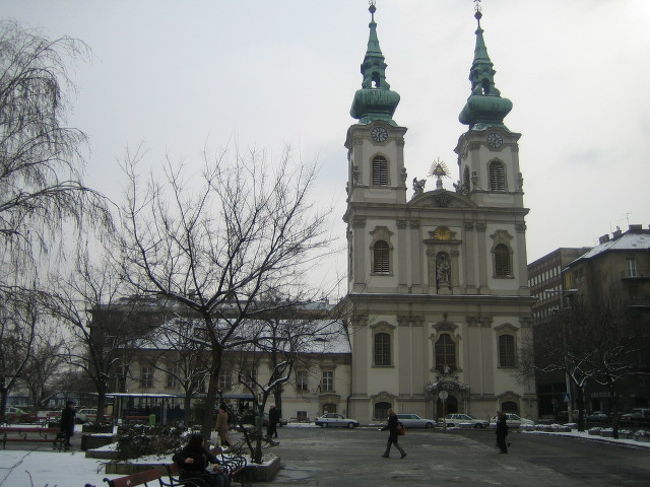 翌朝は曇っていました。<br />ブダ側です。