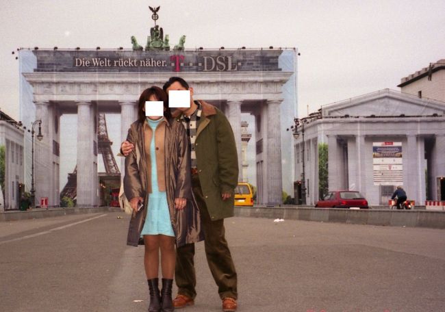 ミレニアムを挟む時期だったので、あちこちで補修・改装の嵐でした。<br />しょっぱなはここ、ブランデンブルグ門。<br />しかし、白い幕にも門の絵を書いておいてくれる辺り、同じことがあったら日本も真似してはどうかと思います。<br /><br />よーく見ると、白幕の絵（私のすぐ左側）は彼の地のエッフェルタワーではありませんか？？