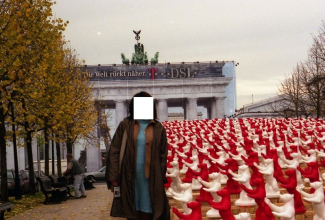 同じくブランデンブルグ門近く。<br />こんな熊たちのオブジェが設置されていたのですが、彼らのポーズが不思議。<br /><br />私が隣に立つと、「女王様！」と讃えるために（？）手を掲げているような雰囲気。<br />（「　」の中は女王でなくてもいいんですけどね♪）<br /><br />別の解釈では、太極拳を想像。