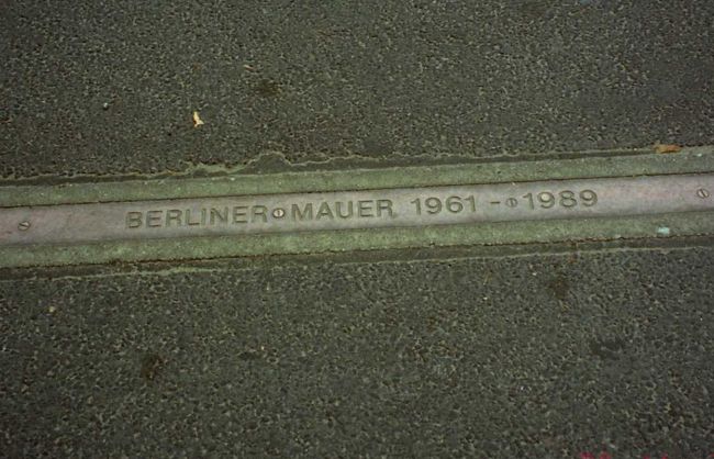 悪名高き「東西ドイツの壁」跡。<br />本当にいろんなことがこの場所で起こったんでしょう。<br />壁を壊すテレビでの映像は、鮮烈に焼きついています。<br /><br />私の父は、壁のあった頃に東西それぞれのドイツを訪問したことがあります。<br />彼はフラフラと市内を散策し、とあるスーパーに行列が出来ているのに興味を惹かれ、写真を撮ったんだそうです。すると、それに気づいた地元の人数人がこちらに向かってきたので、思いっきり走って逃げたんだとか。<br />いったいなんだったんでしょう？？<br />それだけでも十分話になるんですが、私が思ったこと。 <br />うちの父は（出来る、出来ないに関わらず）”必死で走る”人ではありません。 <br />また、”人の目に見える形で一生懸命になる”人でもありません。 <br />「そのお父さんが走ったんだね・・・」ということで、面白い話でした。 