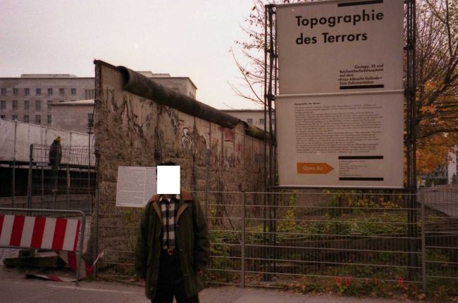 後ろが一部残っている壁の後です。<br />歴史の愚行を知らしめるためか？　わざわざ残しているのでしょうか。<br /><br />ところで壁が崩壊する前、東は共産圏。<br />今でも「旧共産圏」の国で資本主義・サービスの精神が根付いていない国があります。<br />添乗員さん曰く、「今でも東出身の人にはイマイチ愛想がないので、どちらの人か分かります」ということでした。<br />と言うのも、<br />レストランでぶっきらぼうな瞬間があり、添乗員さんがすかさず「あの人は多分、東の出身ですよ」と話し、皆が納得し、固まっていた場が和んだ一瞬ではありました。<br /><br />今はどうなっているでしょう？