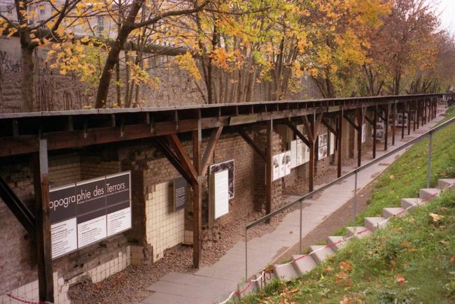 これはユダヤ人収容の部屋で、そこを写真展示に使っている様子です。 