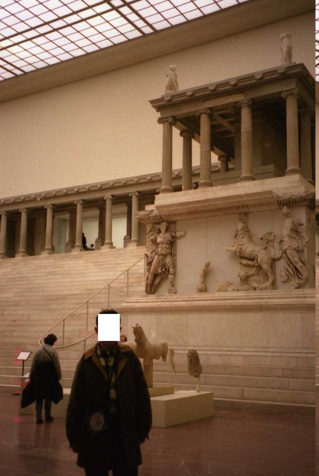 暫く市内ペルガモン美術館の様子です。イヤホンガイドでじっくり見て回りました。 <br />これはヘレニズム様式の建築物の様子。 <br />ここは本物だけではなく、かなりの数の複製品（再現品？）が展示してあります。 