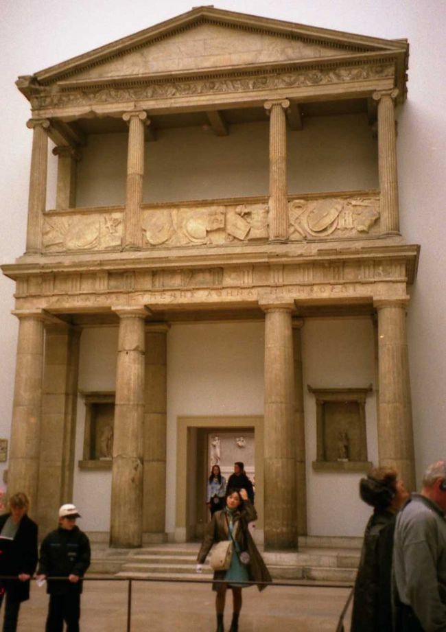 ヘレニズム様式の建築、と書いてあります。