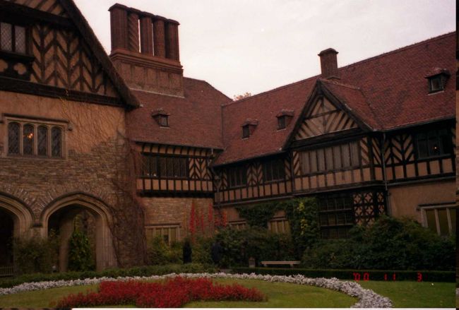 日本人にも興味深い、あの「ポツダム」。 <br />ここはツェツィリエンホーフ宮殿と呼ばれるところで、会議の会場です。 <br />撮影禁止で記憶のみですが、このように、見た目木造の地味な建物。 <br />中を見学し、「ここはチャーチルが座りました」等の説明を受けました。 