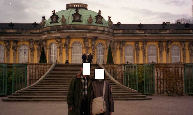 これはサンスーシー宮殿。<br />当時の王が、奥方から逃れ、「お好みの男性仲間」と気楽に過ごすために造られた建物。 <br />聞くところによると、急いで造ったため地下構造がなく、よって湿気がたまりやすいんだとか。 <br />確かに黒かび？　外壁が黒く変色してきています。 <br />でも造った人はもういいんじゃないでしょうか。 <br />だって自分が使うために造ったんだから。<br /> <br />ここで説明を聞き、一行の友人同士参加の主婦の方。 <br />おばさまA　<br />「（王は妻と別居）いいわねー、気楽で。理想的だわ」 <br />おばさまB　<br />「そんなこと言っちゃだめよ、新婚さんがいるんだから」 <br />おばさまC　<br />「そうよ、最初はみんな夢があるんだし」 <br /><br />まぁ、そうお気遣いなさらず・・・ 私は大丈夫ですけど。