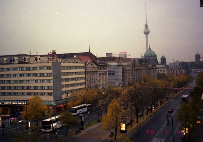 ホテルの部屋から見たウンダーデンリンデン通りの様子。 <br />ドイツ滞在中はずっと曇っており、なんか暗い国だなあ、との印象があります。 <br />それって一時的なものだと思うんですが、一度しか行ったことがないため、私の中の全て。 <br />（注：気に入らない、嫌い、という意味ではありません。ドイツはまた行くつもりです） 