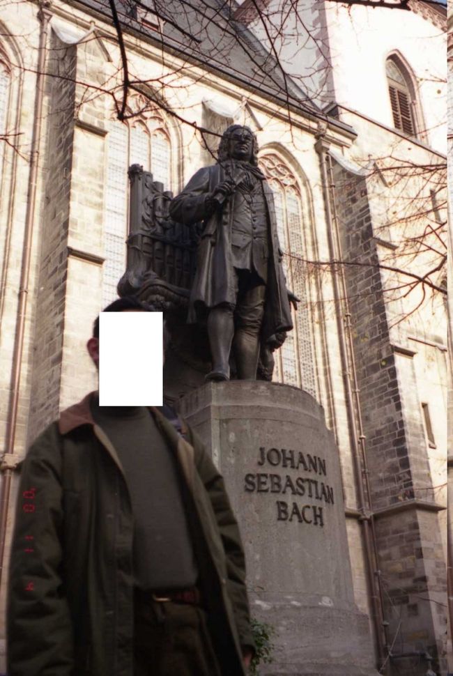 ライプチヒのトーマス教会前。<br />これは音楽家バッハの銅像です。 <br /><br />旅行記のあちこちに書きなぐっている通り、連れ合いはクラシックオタクです。 <br />だから薀蓄を披露してくれるんですが、左→右へと電流は放出されます。 <br />バッハと写れて嬉しいのかもね・・・。　<br /><br />ところで、バッハは子沢山で貧乏人だったとか。<br />ポケットが裏返しになっているのは「お金がありません」 <br />という意味だそうです。 