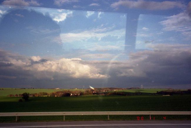 車窓から見たドイツの田園風景です。<br />アウトバーンは、車が物凄いスピードでビュンビュン走ります。 <br />食事が合わなかったか、たまたま体調が悪かったか、この辺りからウィーンまで車酔いに悩まされました。 <br />（注：普段は酔いません） <br /><br />だからドライバーは鬼に見え、乗っている間は殆ど記憶なし。 <br />車酔いに国境はない。 <br /><br />男だからかクルマも好きな連れ合いは「日本にはないベンツのバスだ。あれは日本にないビーエムだ、云々」と大層喜んでおりました。 