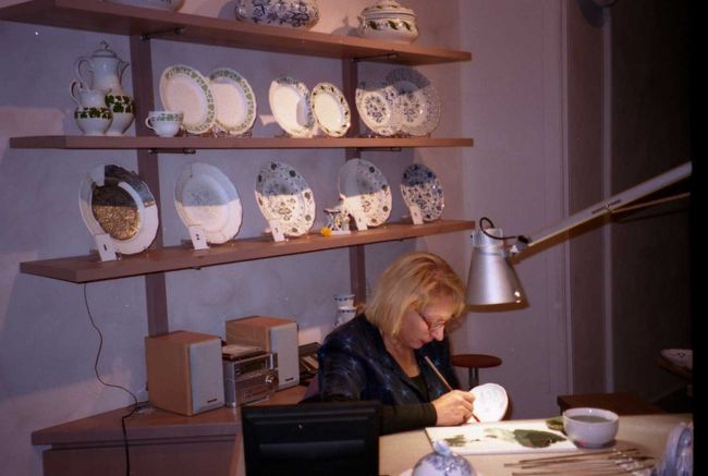 マイセンの工房に到着しました。 <br />日本語のパンフや説明も備えられていますが、なんかおかしな日本語。 <br />「日本の皆さん、来て買ってね！」て感じではありますが。 <br /><br />こんなデモをしてくれるスペースがありました。 <br /><br />マイセンは激・高額なんですが、<br />もともと西洋の陶磁器は日本の真似っこです。 <br />日本の技術は凄いなぁ〜！ 