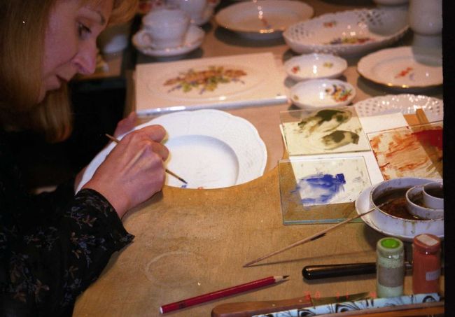 これは絵付けの模様。 <br />このあと展示室とショップへ順路が繋がっています。 <br />買いました。大枚はたいて少々。「買える＆欲しい物」を見つけるのにえらく苦労しましたが。 <br /><br />あまりに高額な壷やら皿が大量に展示されていたので、「この国には地震がないのか？」と人事を心配しました。 <br />・・・数年後（2003年）・・・　<br />この地域、洪水で一部水没。 <br />天災は地震だけじゃないんでした。 <br /><br />夜は「肉か魚」のメニュー選択。いい加減ウインナー疲れしていたので、お魚を頼みました。 <br />この日はドレスデン「ウエスティン・ベルビュー」泊。 