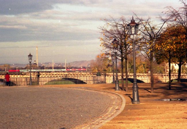 ドレスデンの朝。空気がきれいでした。 <br />これは、ブリューリュのテラスと呼ばれる場所。<br />人も少なく、かつ日本人も他におらず <br />とってもヨーロッパ満喫な瞬間でした。 <br /><br />ちなみにこの奥はエルベ川です。 