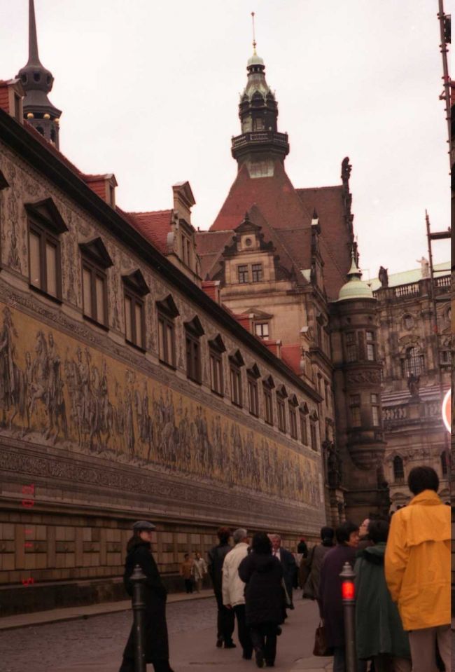 君主の行列。<br /><br />戦争で奇跡的に残ったタイルを、そっくり移植してきたんだそうです。<br />驚くべきことに、このタイルは全てマイセン焼きです。