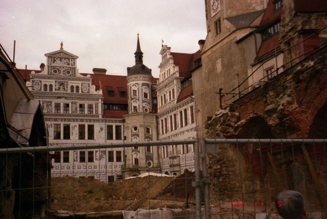 旧城壁。またしてもどこへ行っても改装中。