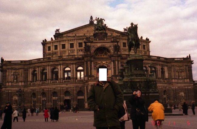 ゼンパー・オペラ。<br />ゴットフリート・ゼンパーによって造られたルネッサンス様式の歌劇場。<br /><br />”1985年”に再建されたそうなんですが、なんでこんなに汚いんでしょう？？