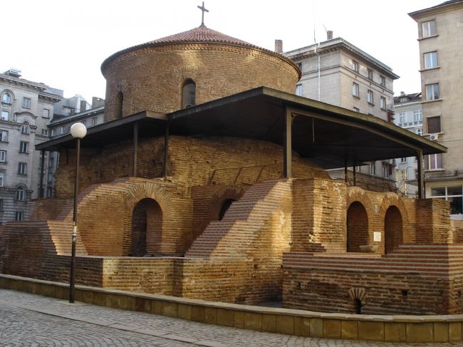 建物に囲まれた教会。お、こんなところに教会が、と驚いた。