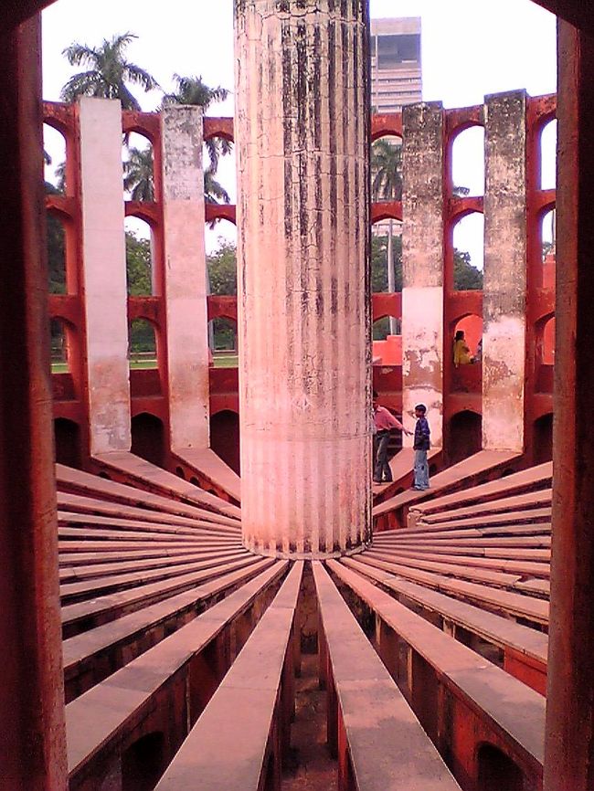 今日はアグラに行く日だ。5時にモーニングコールを頼んでいたより早く起きてシャワーを浴びる。ニューデリー駅で1番ホームにすでにShatabdi　Expが泊まっている。Car番号の所に紙が張ってあって英語で名前が書いてあった。早速列車に乗り込む。エアコンは効いているし新聞、お茶のセット、朝食（オムレツ）がただでついていた。2時間ほどでアグラにつく。オートリクシャを50Rsでプリペイドで雇って途中で日本人2人が乗りたいというので、一緒に乗っけてやった。彼らはIndian Airで来たらしいが飛行機が遅れて昨日の夕方ついて明日もう帰るらしい。さすが遅れるのに有名なIndian Airだ。タージマハルに入り口でセキュリティチェックを受け携帯はダメだといわれる。携帯カメラ使えないじゃーん。最悪。ロッカーに携帯を預けてタージマハルを見る。結構日本人多い。だがそれほど建物は大したこと無いきがした。それよりも裏側の川とモスク、それにタージマハルを合わせた風景だ。それが一番素敵だった。途中雨が降ってきてタージマハルの裏側に避難。日本人の女の人2人と話す。どうやらタージマハル休みが変わったようで、金曜日に変更になってたみたい。なーんだ、昨日も来れたんじゃん。少ない日程で観光局に行く時間は無い。日本での情報収集が重要。それからアグラ城に行こうと人力リクシャーを雇うが途中で大雨。ずぶぬれだ。途中木の下に退避するが、もうびっしょり。ま、いいか。ここはインドだし。