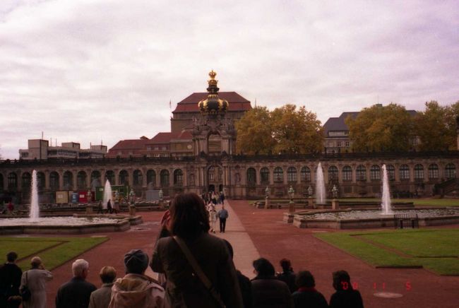 ツビンガー宮殿中庭の様子。<br /><br /><br /><br />【番外編：税金生活の思い出】 <br />当時、ヨーロッパはユーロじゃありませんでした。<br />4カ国には4つの通貨が必要。 <br />国境を越える度に「換金・タックスリファンド」が発生。　 <br />リファンド書類に必要事項を書き込んで係員に出すと、どの通貨で返して欲しいか聞かれます。だからここで「次に入る国」の通貨をもらいます。 <br />すると・・・どうせパッケージツアーですから、アルコール代、チップ、ちょっとした土産の支払いがこの”ありがたいリファンドされた税金”で賄えてしまいます。 <br />実際、追加のお金を出すこともなく、しかも税金がつくような高額品は殆どカード払いなので、実質「まだ決済していない税金」で過ごしたことになります。 <br /><br />たまに、「その国の通貨はない」と言われることも。 <br />そんな時は、ドルかヨーロッパで当時強かったマルクに換えるとよい、とアドバイスを受けました。 <br />でも日本で換えられるのは紙幣だけ。マルクは紙幣にすると高額になり、細かい金額はジャラジャラ小銭が返ってきてしまいます。 <br />だから小額でも紙幣のオーストリア通貨に換えてもらったこともありました。 <br />ケチはこんなとき、脳みそがフル回転。