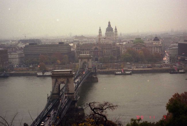 くさり橋<br /><br />本当に残念です！<br />天気悪くて。<br /><br />ですが10日間の、11月のヨーロッパ旅行でほんの数時間だけしか雨に降られなかったということは、逆に言うと物凄く、「晴れ系ツアー」だったということも出来ますよね。