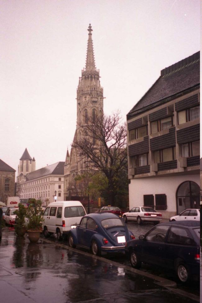 町並み<br /><br />奥の教会が入れたかったんですが、手前に地元の車も入ってくれて、なんとなくヨーロッパぽい写真です。