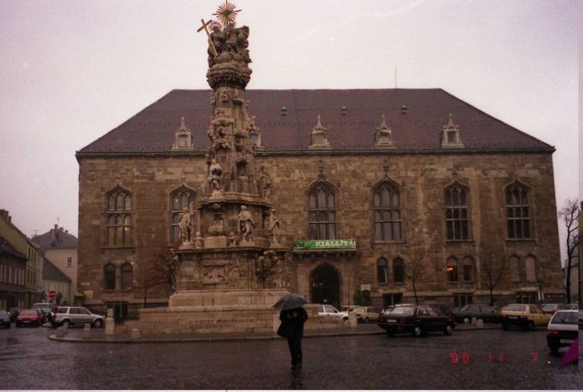 ウィーンのペスト記念柱と似ている。<br /><br />十字架が見える辺り、宗教関係のオブジェでしょうか。