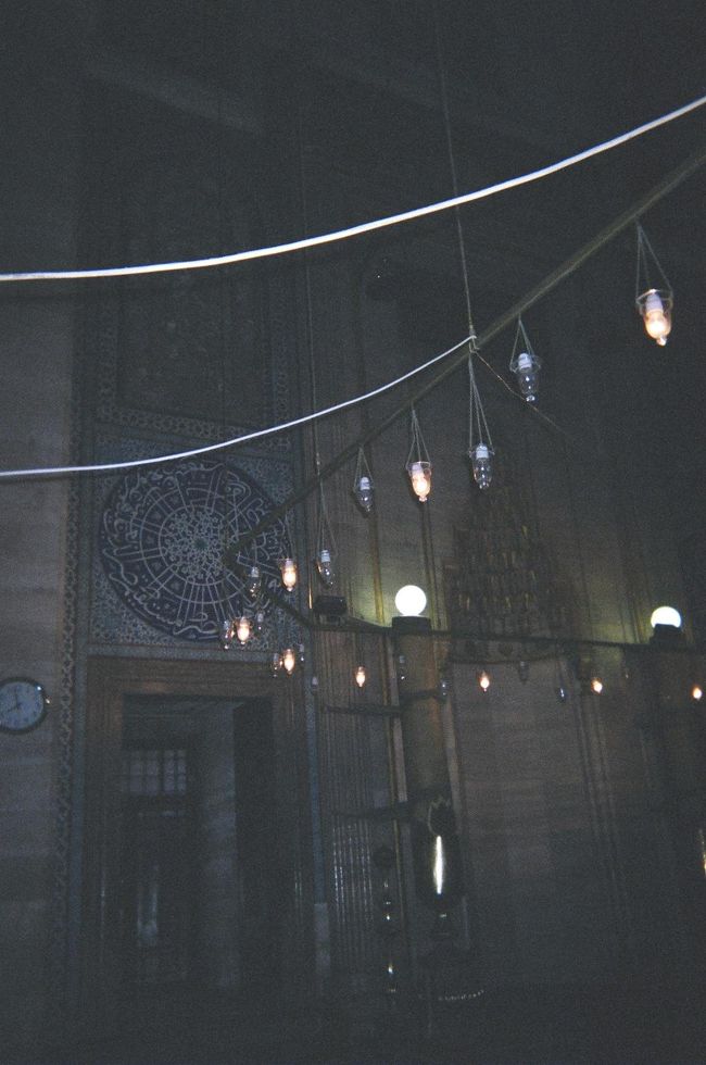 ガイドさんが言うには、スルタンアフメット・ジャミィよりもこちらの方が建築的にはすばらしいそうです。…しかし、何がどう優っているのかはよくわからず。内部はスルタンアフメット・ジャミィよりもタイルは少ないです。ここの職員さん（？）はとってもいい人でした！