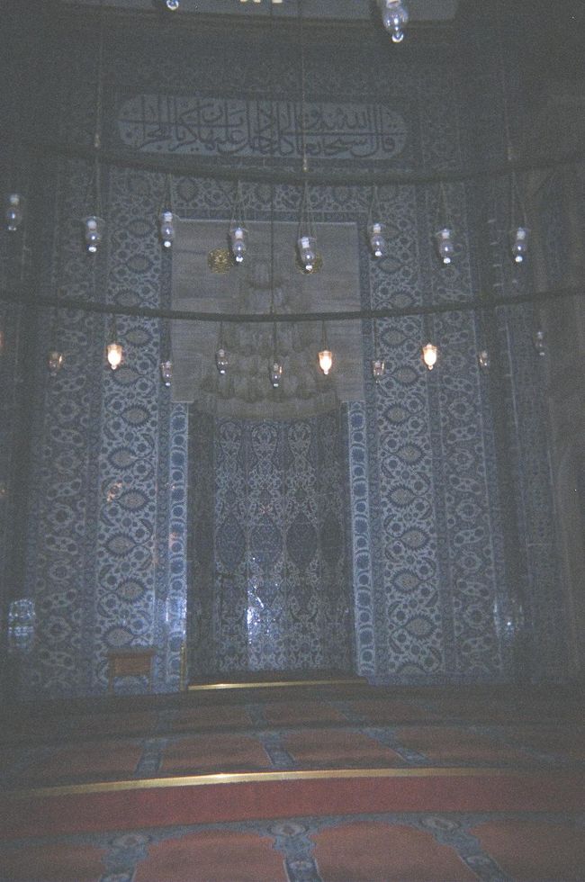 リュステムパシャ・ジャミィ。スュレイマニエ・ジャミィからちょっと歩いたところにあります。規模は小さいのですが、もうイズニックタイルの海！！ってくらいたくさんのイズニックタイルで飾られていました。ほんとに美しかったです〜。30分くらいぼんやり座っていましたが、観光客は他に誰も来ませんでした。（朝早かったからかもしれませんが)　隠れた名所なのかも知れません。