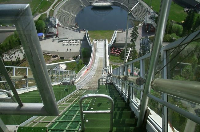 ホルメンコーレンのジャンプ台の上からの風景です。途中から階段しかないので、下りでひざが笑いました。