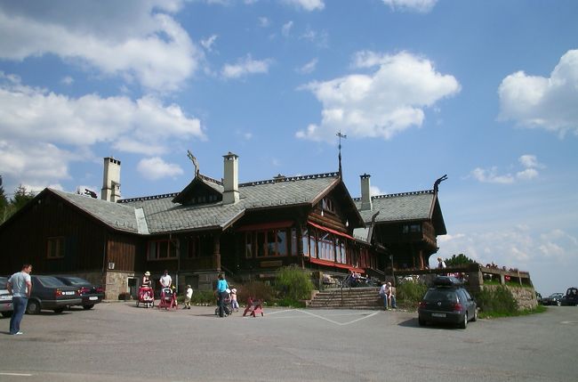 ホルメンコーレンの丘？山のカフェです。歴史がある建物だそうです。数百年はたっているとか。