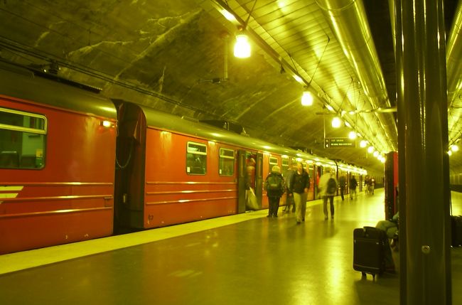オスロの地下鉄駅です。オスロは空港から列車で市内に入れます。特急は１５分に１本ですが、ローカル列車は１時間に１本です。違いは値段です。所要時間はあまり変わりません。