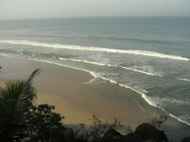 遠浅だけど、波は高め。意外と潮がはやいとか。<br />久しぶりに海で泳いで、波にもまれる。