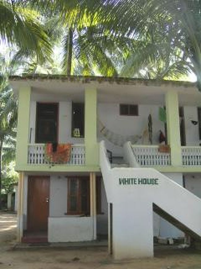 簡素だけど、海にほど近く、２面にある窓から風が入り居心地の良い宿。<br />しかも二人で100ルピー。安っ。<br />ハンモックで昼寝したり、読書をしたり。<br />Book Exchangeができるところがあったのでまた新たに本を入手．．．<br /><br />こんなに海の近くに長居したのは初めて。<br />くせになりそう。