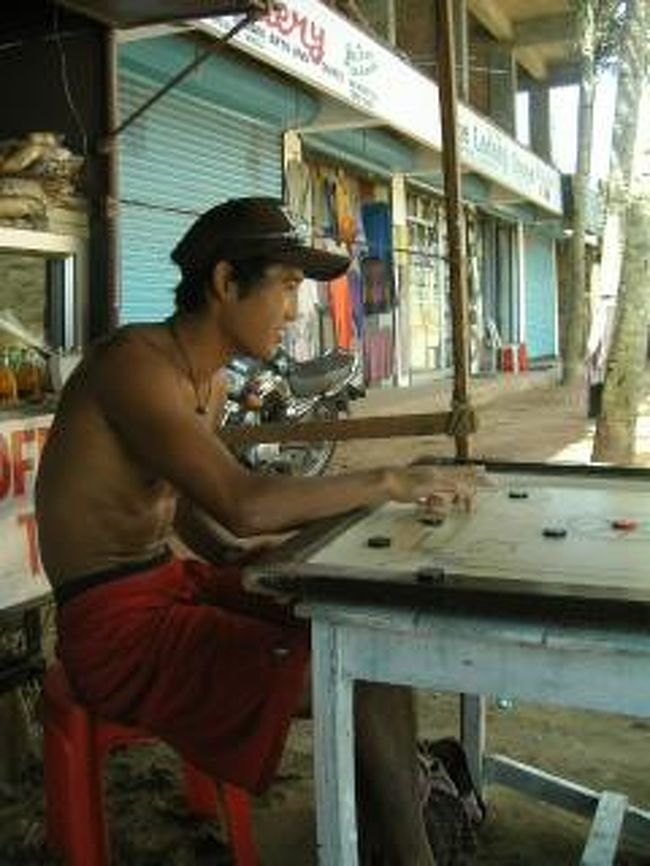 ブッダガヤで出会った圭ちゃんと再会。<br />卓上ビリヤードのとでも言えばいいのか？ボードゲーム中。