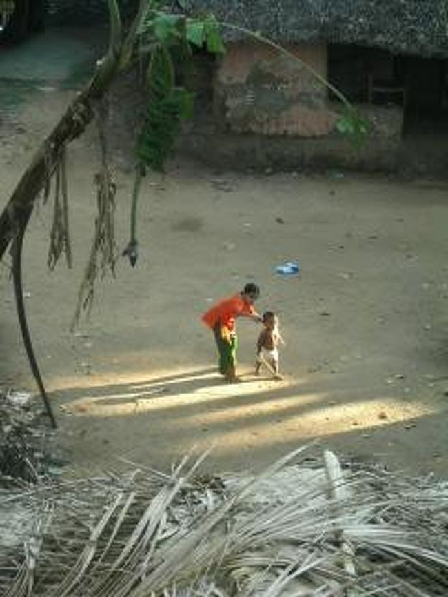 朝。宿の裏に住む子供たち。
