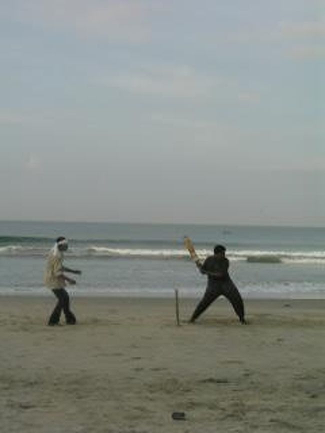 早朝に目が覚めたので海辺を静かに散歩．．．と思ったら、たまたま休日だったからか、クリケットをする地元民でにぎわっていた。