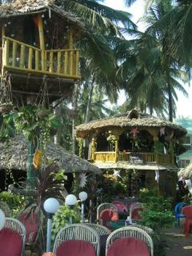 夕食はここケララコーヒーハウスにて食べることが多かった。<br />フィッシュフライドライスや、スープなど美味しかった。<br /><br />この左手前にある小屋、こんなのがある庭がほしい。