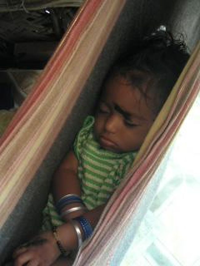 サロンで作られたミニハンモックでスヤスヤ眠る子ども。