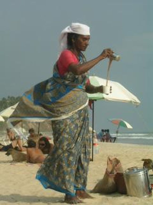 海辺のチャイ屋さん。<br />ほかにフルーツを売るおばちゃんがいる以外、物売りがいないので本当に平和。