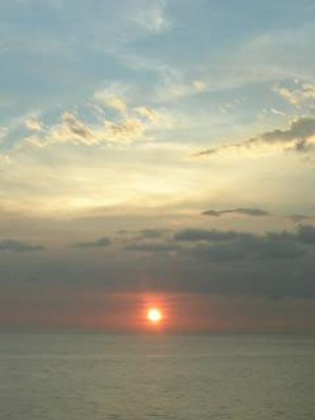 アラビア海に沈む夕日。<br />ほぼ毎日夕方になるとビーチに行き、夕暮れまで過ごす。<br /><br />これはカフェバーの２階から。<br />ハッピーアワーはカクテルが半額、35ルピー、100円以下。<br />フレッシュフルーツを使っているので美味しいけど、毎回味が違うところがインドらしい。