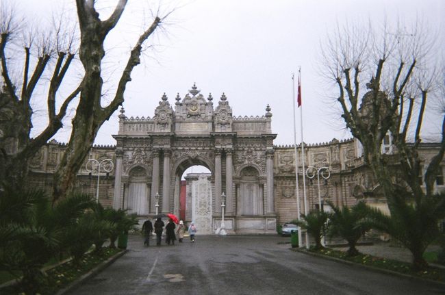 【トルコ８日目】　トプカプ宮殿より後にスルタンの居城として使われたドルマバフチェ宮殿です。不況のときに造られたそうで、時のスルタンは非難を浴びたとか。私にはなんだか東南アジア風に見えます。