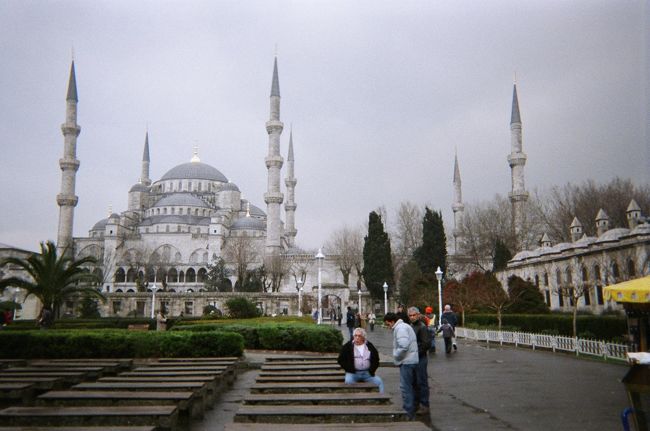 スルタンアフメット・ジャミィ（ブルーモスク）です！高校の世界史の教科書で見て以来、いつか行こうと思い続けていた場所です。均整のとれた美しい外観をしています。