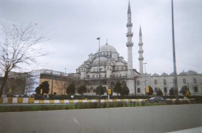 観光中に何度かバスで通り過ぎて、気になっていたイェニ・ジャミィにも行きました。なんかジャミィばっかり行ってますね（^-^;）スュレイマニエ・ジャミィと共にイスタンブールの美しい風景を作り上げています。