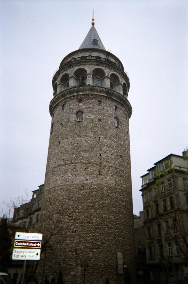 最後にガラタ塔まで歩いて行こうとしたのですが、道に迷ってしまいました…。ガイドブック片手にうろうろしていたら、親切なトルコ人のお兄さん二人が道を教えてくれました。しかも、両方とも向こうから声をかけてきてくれたんです！トルコ人ってほんといい人が多いですね〜(^▽^)　どうにか無事にガラタ塔に着いたのですが、チケット売り場で高額紙幣を出したらおつりがない！と言われて入れず…。あんな苦労して行ったのに…。タイムリミットに近づいたので泣く泣くホテルに帰りました。<br />